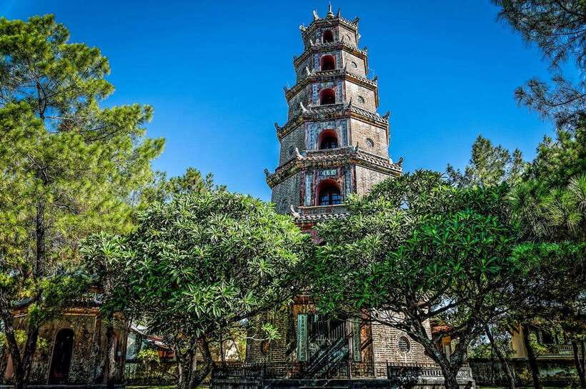 Hoi An: Imperial Hue And Scenic Hai Van Pass Discovery Tour - A short ride on the Perfume River