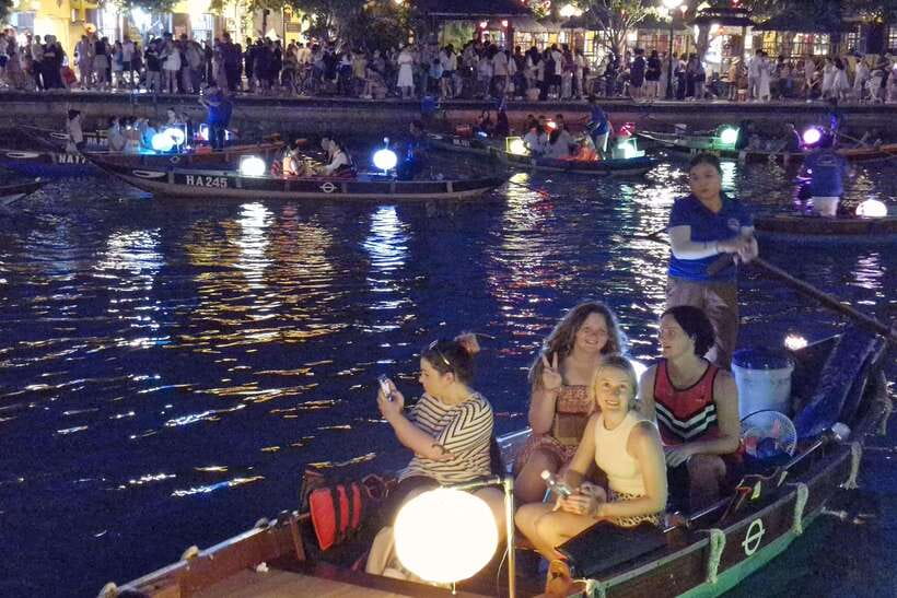 Hoi An : Lantern Boat Trip & Release Lantern - Releasing your flower lantern