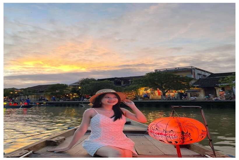 Hoi An : Lantern Boat Trip & Release Lantern - Local folk songs and life along the river