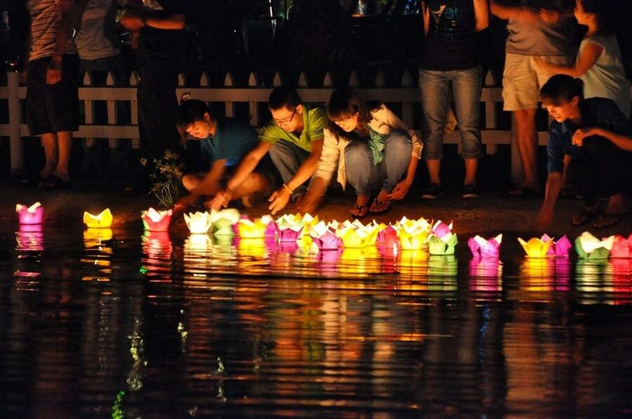 Hoi An: Night Boat Trip and Release Lantern at Hoai River - What may disappoint you