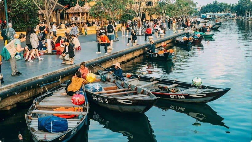 Hoi An: River Lantern Boat Experience with Free 5G eSIM - The five-minute walk into Hoi An’s night scene