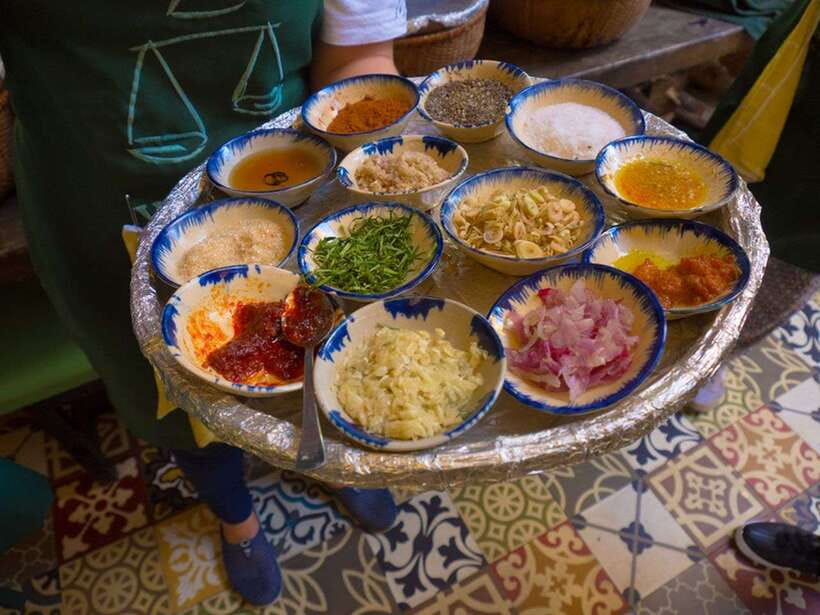 Hoi An: Sunset Food Tasting Tour - A food lesson in Central Vietnam