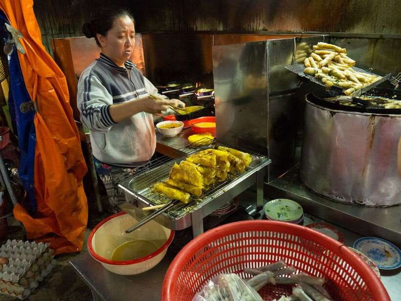Hoi An: Sunset Food Tasting Tour - Cao lau, chicken rice, and the main savory course