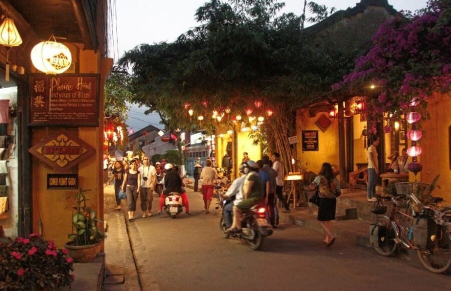 Hoi An: Sunset Food Tasting Tour - The local pub stop and stories about Hoi An life