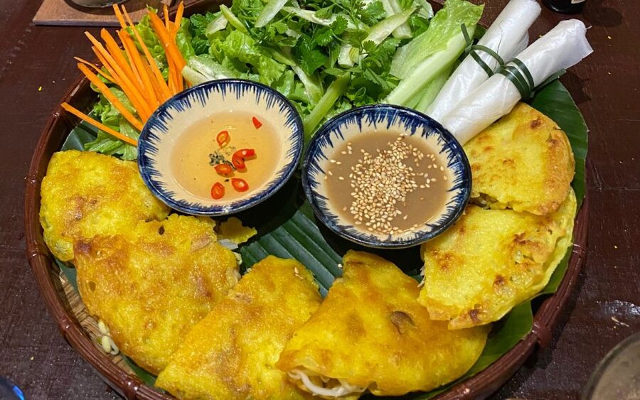 Hoi An Vegan Food Tour - White roses at a 300-year-old house