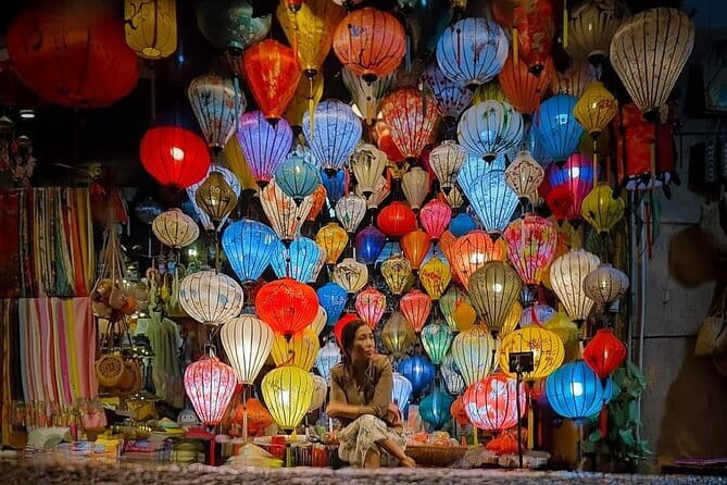 Hoi An Walking Tour, Sampan Boat Trip , Foodie Tour by Night - The night market and shopping stop