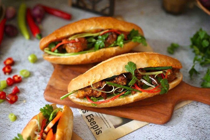 (HOT) Hanoi Guided Street Food and Train Street Tour with Local - Jinny and the guide’s role