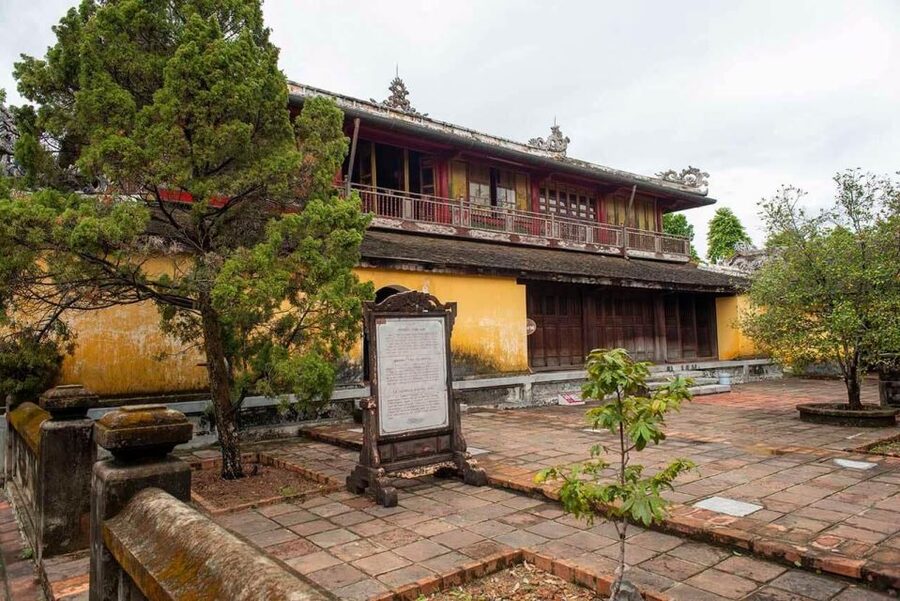 Hue Customizable Tour with Imperial Citadel & Forbidden City - The private car option for tombs and pagodas