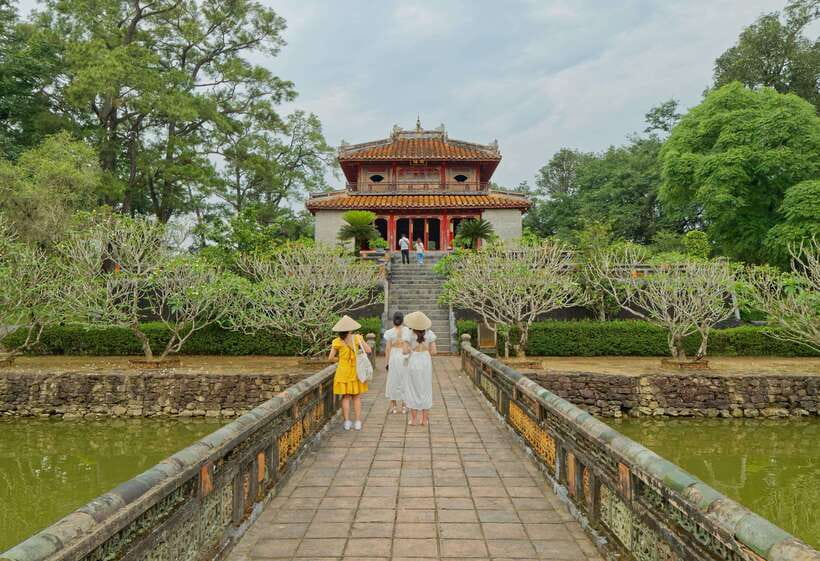Hue: Dragon Boat, Perfume River, Pagoda & Royal Tomb Tour - Tu Duc’s retreat of lakes and gardens