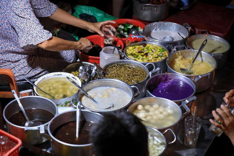 Hue: Guided Local Food Tour with Stories - Two stops on Dinh Tien Hoang Street