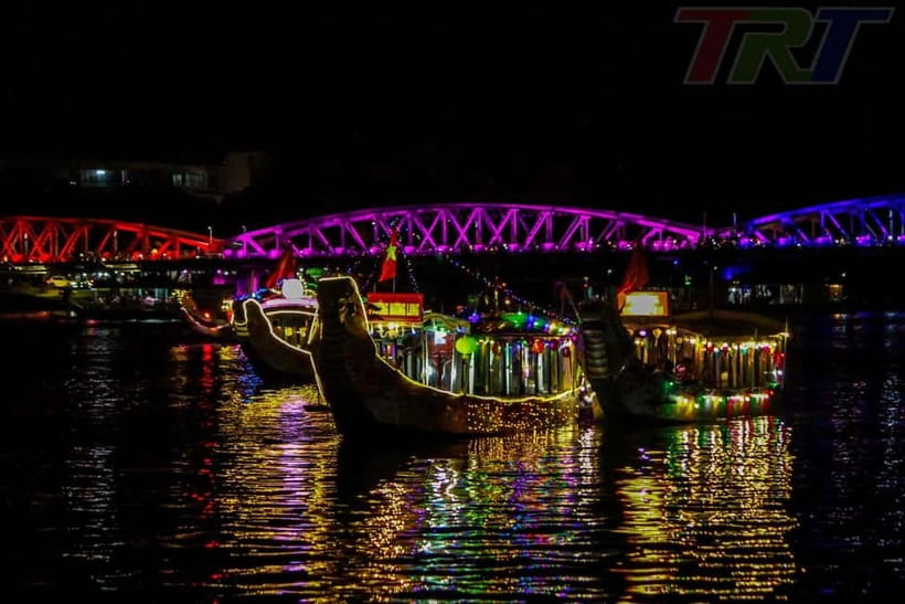 Hue: Perfume River Dinner Cruise with Traditional Show - Traditional singing on a moving stage