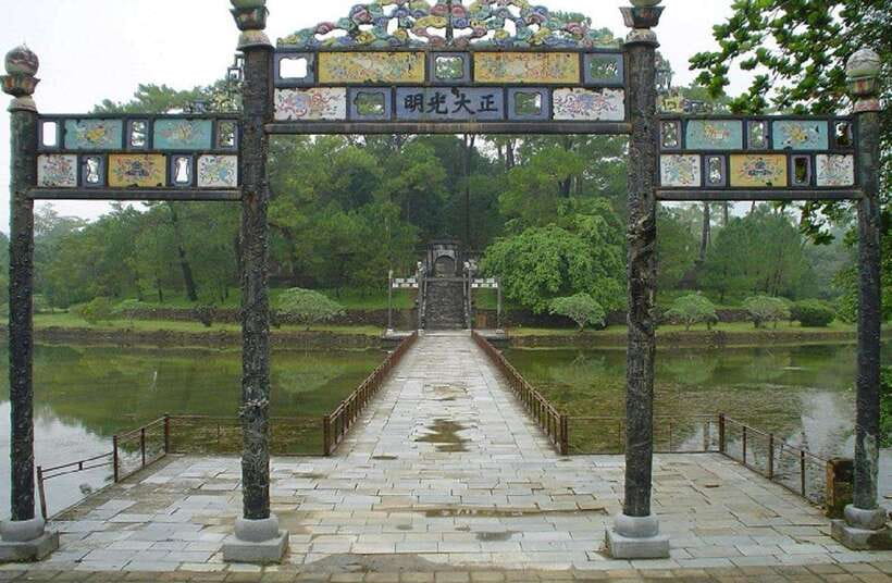 Hue Royal Tombs Tour: Visit Best Pagodas & Mausoleums - Tu Duc Tomb: a royal retreat with a personal feel