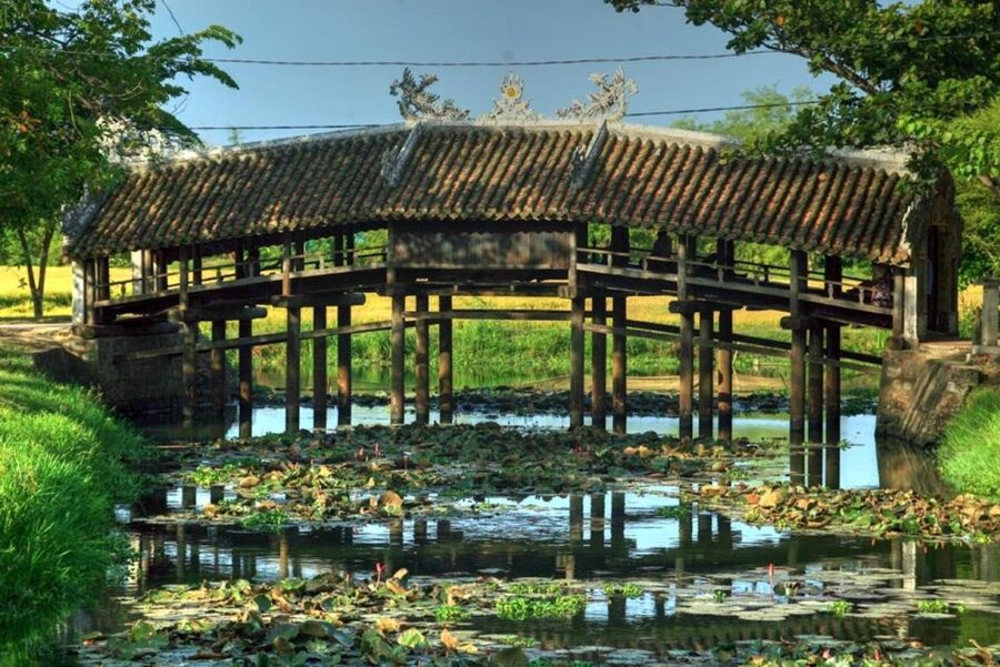 Hue to Hoi An by bus: Hai Van Pass, Lang Co, Marble mountain - Thanh Toan Bridge: a gentle start outside Hue