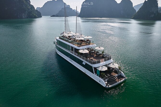 JADESAILS CRUISE-The Most Luxurious Day Tour in Ha Long Bay & Lan Ha Bay - Lunch among the limestone islands