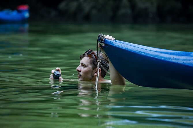 Kayaking at Lan Ha Bay - Vietnamese lunch with the islands around you