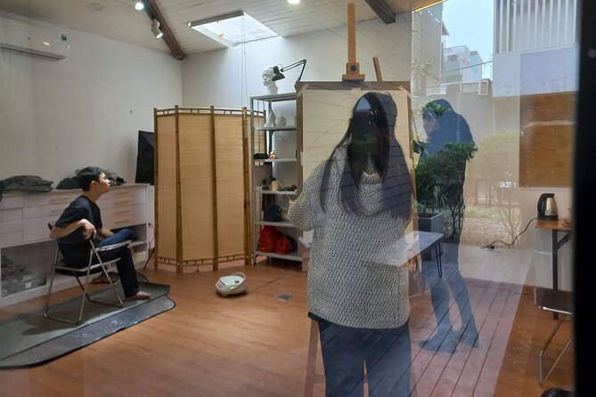 Life Drawing Class - Art Workshop at Art Tutor Hanoi - A small group makes the lesson more useful