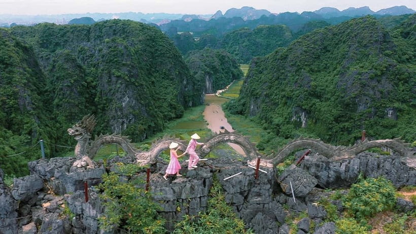 Luxury Limousine Tour: Hoa Lu, Trang An/Tam Coc & Mua Cave - Vietnamese lunch in Ninh Binh