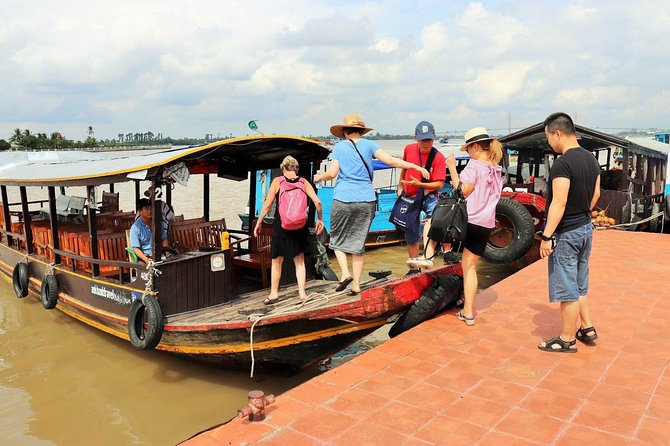 Mekong Delta Discovery Tour from Ho Chi Minh - The short rowing-boat passage through the canals