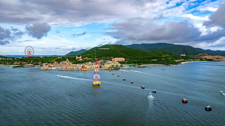 Nha Trang: VinWonders Entry Ticket with Optional Cable Car - Shows and late-day entertainment