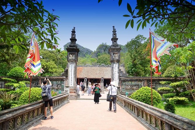 Ninh Binh Daily Tour: Hoa Lu - Am Tien Cave- Trang An boat ride - Am Tien Cave and the 200-step view