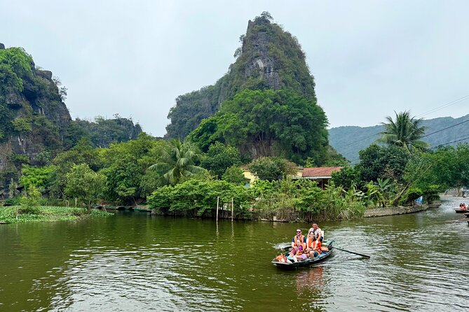 Ninh Binh Day Escape from Hanoi: Local Life, Connection & Tales - An eight-dish lunch in Tam Coc