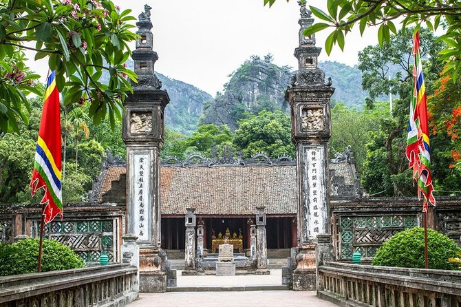 Ninh Binh Full-Day Tour from Hanoi to Hoa Lu, Tam Coc & Mua Cave Via Boat & Bike - A buffet lunch and a short ride through village life