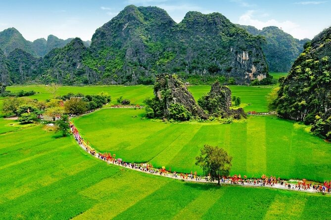 Ninh Binh Heritage trip in a day - Mua Cave and the climb to the viewpoint