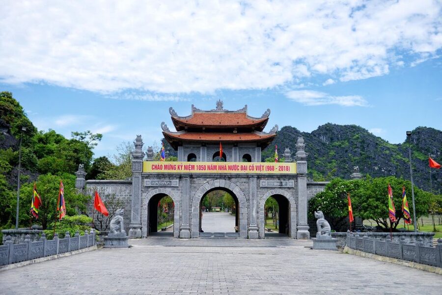 Ninh Binh: Hoa Lu, Mua Cave, and Trang An Tour and Boat Ride - What the guide adds to the day