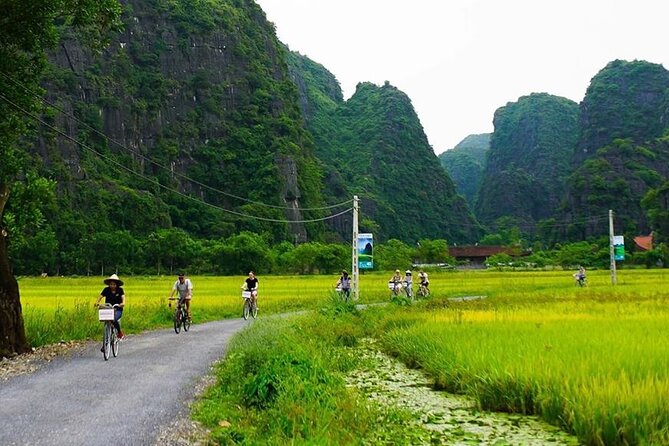 Ninh Binh Tour: Deluxe & Small Group Tam Coc Hoa Lu - Boat, Biking, Buffet Lunch - A Vietnamese buffet before the river