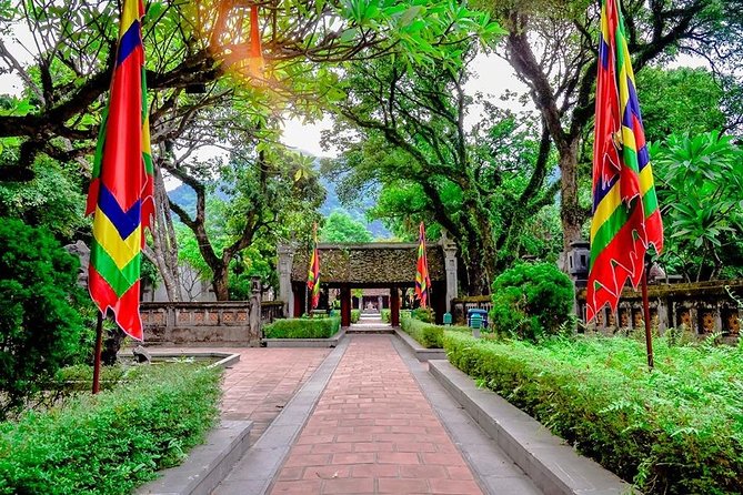 Ninh Binh Tour: Deluxe & Small Group Tam Coc Hoa Lu - Boat, Biking, Buffet Lunch - Guides, group size, and the pace of the day