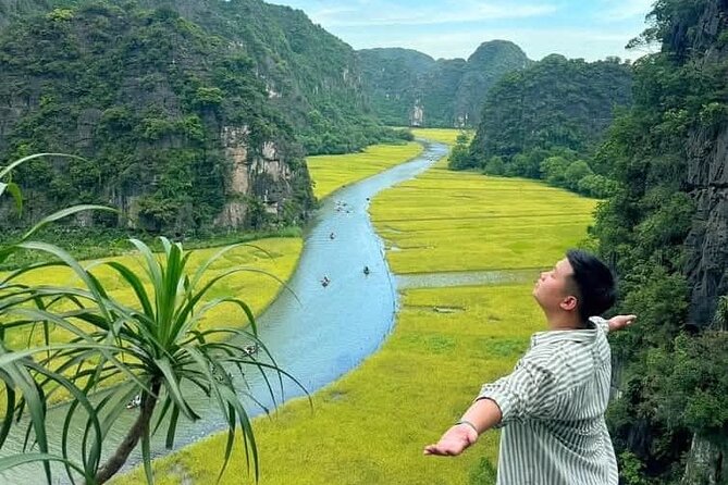 Ninh Binh Tour from Hanoi for 6-9 Pax/tour by DCar Limousine - Mua Cave and the climb for the big view