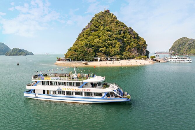 One Day Deluxe Boat Trip in Ha Long Bay - The guide can make a group day better