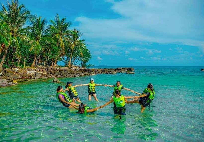 Phu Quoc: Cable Car Ride and 3 Islands Boat Tour with Lunch - The cable car above the An Thoi Archipelago