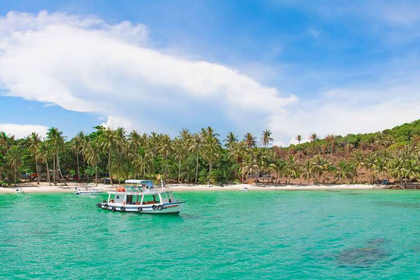 PHU QUOC TRIP 2: 2 ISLANDS BY BOAT - Boarding the tourism boat at the harbor