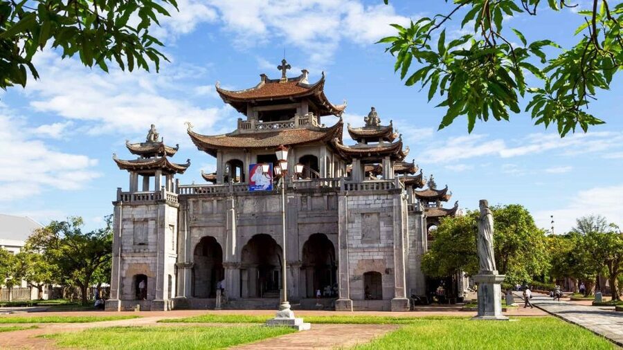 Private Car/Bus Renting Hanoi - Ninh Binh - Halong - Sapa... - Lunch with local dishes before the climb