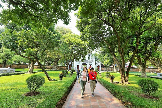 Private Crowd Free Hanoi: Morning Highlights of the City Experience - Hoan Kiem Lake and the red Huc Bridge