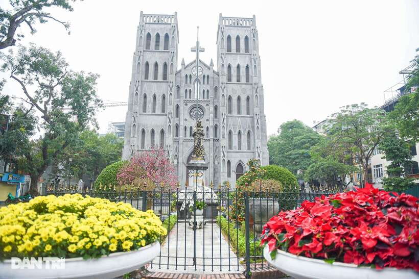 Private Hanoi Walking Tour with visit Train Street - Dong Xuan Market and the working Old Quarter