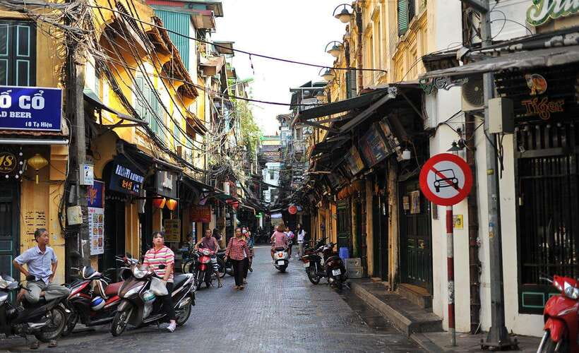 Private Hanoi Walking Tour with visit Train Street - The final 30 minutes at Hanoi Train Street