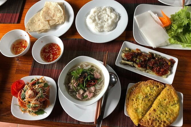 Private HoiAn Ancient Town Night Market Street food tour by Night - The boat choices, and what you should clarify