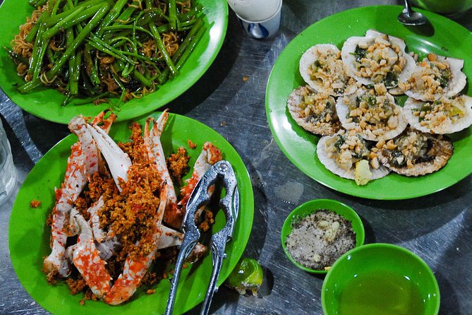 Private Street Food Motorbike Tour in Ho Chi Minh City - Meeting Street Food Man and entering District 3