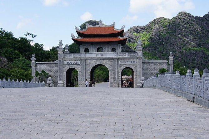Quang Phu Cau Incense Village- Hoa Lu - Trang An Small Group Tour - Lunch between the historic sites
