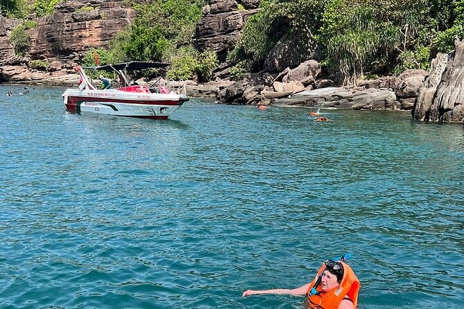 Real snorkel trip by speedboat with small group on Cham island - Tai Island: hard coral and fish feeding