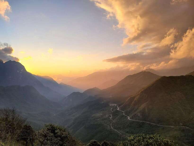 Sapa: Private Highlights Day Tour with Lunch - Ta Van’s hamlets and mountain setting