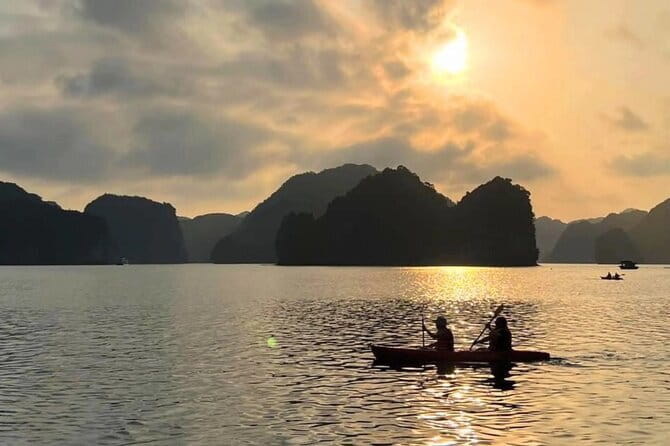 Sunset Tour in Lan Ha Bay | 4-star Daiichi Cruise - One hour and 15 minutes of kayaking