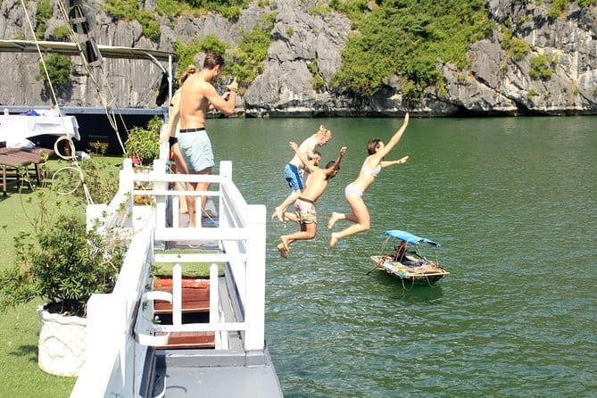 Sunset Tour in Lan Ha Bay | 4-star Daiichi Cruise - Fruit, pastries, and the final sunset party